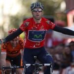 GRA450. RINCÓN DE LA VICTORIA (MÁLAGA), 20/02/2013.- El ciclista español Alejandro Valverde (d) ,que corre en el grupo deportivo Movistar, celebra la victoria a su llegada a la meta de la última etapa y consiguiendo también la general de la 59 edición de la Vuelta a Andalucía, disputada entre Lucena (Córdoba) y Rincón de la Victoria (Málaga). EFE/ Jorge Zapata.
