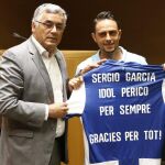 El delantero Sergio García (d), junto al presidente del RCD Espanyol, Joan Collet, en el acto de su despedida