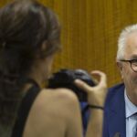 El consejero de Empleo, Empresa y Comercio, José Sánchez Maldonado, momentos antes de comenzar su comparecencia ante la comisión de investigación por los cursos de formación