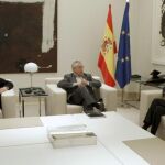 El presidente del Gobierno, José Luis Rodríguez Zapatero, durante la reunión que mantuvo con los líderes de CCOO, Ignacio Fernández Toxo (c), y de UGT, Cándido Méndez (izda.) el pasado 13/5/2010