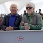 Pedro Almodóvar posa junto a su hermano Agustín durante el photocall de «Julieta» en el Festival de Cannes