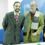 Antonio Rodrigo Torrijos rodea con su brazo a Fernando Mellet