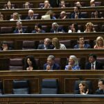 Montoro (abajo izq) es aplaudido por su grupo tras aprobar los Presupuestos Generales del Estado (PGE) para 2016.