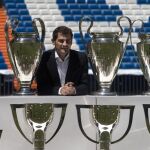 Iker Casillas posa en el césped del Bernabéu con los 19 trofeos que ha conquistado con el Real Madrid