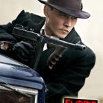 El guapo Deep encarna al legendario atracador de bancos John Dillinger, que cometió los robos durante la Gran Depresión