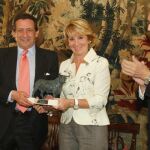 Alfonso Ussía recibe la figura realizada por el escultor Pablo Lozano de manos de Esperanza Aguirre