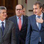 Rodríguez Zapatero sale de una reunión, acompañado del presidente de la Asamblea Nacional de Venezuela, Henry Ramos Allup (i).