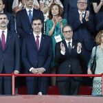 Felipe VI junto a Pedro Sánchez (2ºi), Quim Torra (2ºd), y Meritxel Batet durante la inauguración de los XVIII Juegos Mediterráneos esta tarde en el Nou Estadi de Tarragona. EFE/Jesús Diges