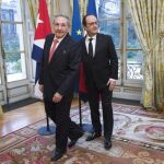 El presidente de Cuba, Raúl Castro y con su homólogo francés François Hollande durante su encuentro en el palacio del Elíseo