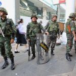El Ejército acorrala con blindados a los «camisas rojas»