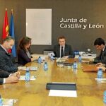 El consejero José Antonio de Santiago-Juárez, con Alonso, Dujo, De Diego, Gómez Sanz y López