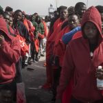 Un grupo de inmigrantes en el puerto de Algeciras, tras ser rescatados en el estrecho de Gibraltar el pasado miércoles / Foto: Ap