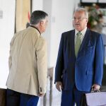 José Antonio Viera y Antonio Fernández se encontraron ayer en los pasillos del Parlamento de Andalucía
