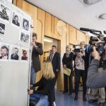 Retratos del presunto asesino en serie, un jubilado, fallecido en 2014, como presunto asesino de al menos cinco prostitutas y un niño, cuyos crímenes han salido a relucir tras hallar sus familiares restos humanos escondidos en un garaje, durante una rueda de prensa celebrada en Wiesbaden, Alemania hoy 19 de mayo de 2016. EFE/Frank Rumpenhorst