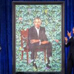 El expresidente estadounidense, Barack Obama gesticula junto al pintor Kehinde Wiley durante la presentación del retrato