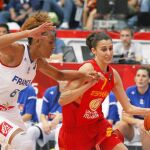 Alba Torrens en una jugada de ataque contra Diandra Tchaatchoiang