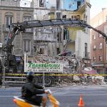 Una grúa junto al edificio semiderruido situado en la confluencia de las calles Bravo Murillo y Amalia, en el distrito de Tetuán