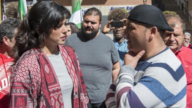 El concejal de Jaén en Común Andrés Bódalo, junto a la secretaria general de Podemos en Andalucía, Teresa Rodríguez, espera su detención