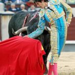 Sebastián Castella en un circular al segundo de la tarde, ayer en Las Ventas (Foto: Javier Fernández-Largo)
