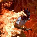 El fotógrafo venezolano Ronaldo Schemidt realizó esta impresionante fotografía en una manifestación opositora en Caracas.