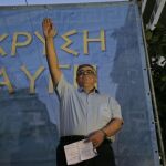 Nikos Michaloliakos, líder de Amanecer Dorado, saluda a su público