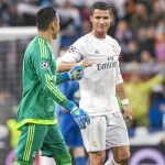 Cristiano y Keylor se felicitan. El portero aconsejó al delantero en la falta