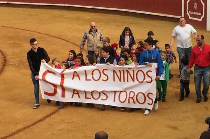 Emotiva vuelta al ruedo de los niños de la ciudad portando una pancarta con el lema «Sí a los niños a los toros»