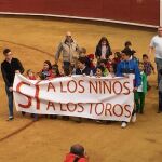 Emotiva vuelta al ruedo de los niños de la ciudad portando una pancarta con el lema «Sí a los niños a los toros»