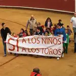 Emotiva vuelta al ruedo de los niños de la ciudad portando una pancarta con el lema «Sí a los niños a los toros»