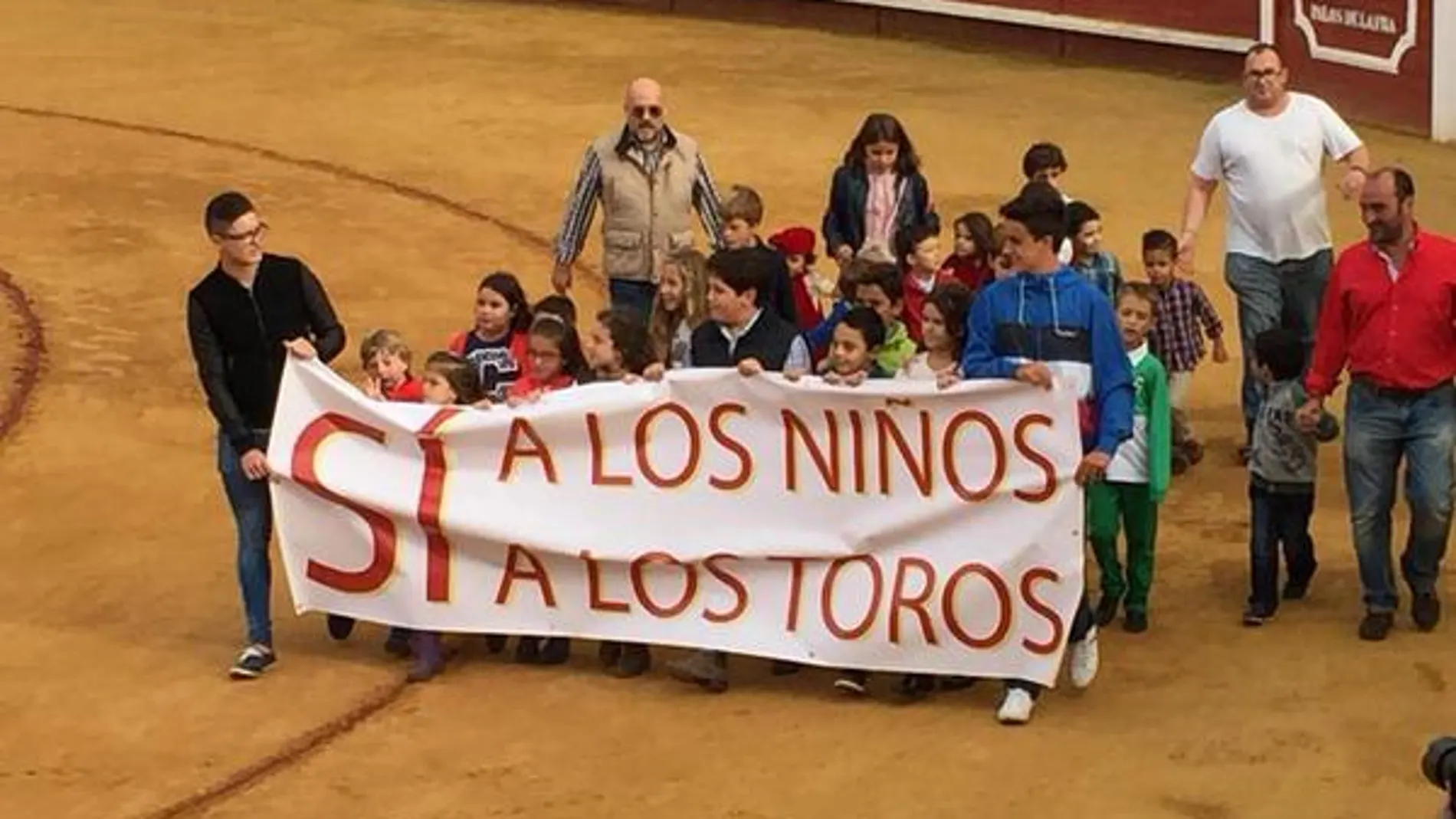 Emotiva vuelta al ruedo de los niños de la ciudad portando una pancarta con el lema «Sí a los niños a los toros»