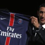 Angel Di Maria, posa durante su presentación en París.