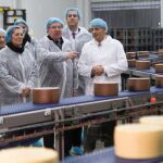 El presidente de la Junta, Juan Vicente Herrera, acompañado por la consejera de Agricultura y Ganadería, Milagros Marcos, y otras autoridades durante su visita a la fábrica de Quesos El Pastor, en Zamora