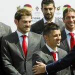 Los internacionales españoles y Vicente del Bosque reciben el saludo del Príncipe Felipe durante la inauguración del Museo de la Federación