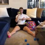 Cristiano se relaja en casa con su hijo recién nacido