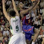 El alero estadounidense del Regal FC Barcelona, Pete Mickeal (d), entra a canasta ante Berni Rodríguez, escolta del Unicaja