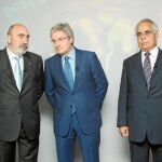 José María Arribas junto a los presidentes de Caja Navarra y Caja Canarias