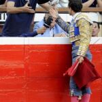 Rafaelillo brinda el toro a Llorente