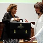 La nueva ministra de Sanidad, Consumo y Bienestar Social, Carmen Montón, recibe la cartera de la que es titular de manos de su antecesora en el cargo, Dolors Montserrat/Efe