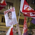 Simpatizantes del candidato a la Secretaría General del PSOE Pedro Sánchez a las puertas de la sede socialista de Ferraz