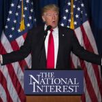 Donald Trump durante su discurso sobre política internacional ofrecido hoy en el hotel Mayflower de Washington.