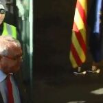 Instante en el que el tesorero de CDC, Andreu Vicola, entra en la sede de su partido para asistir al registro