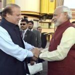 Narendra Modi (d) a su llegada a la residencia oficial de su homólogo paquistaní, Nawaz Sharif (i) en Lahore, Pakistán hoy 25 de diciembre.