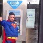 El canario Antonio Cortés redujo a un atracador en el Reino Unido, cuando este intentaba asaltar a una viejecita. Y lo hizo vestido de Superman