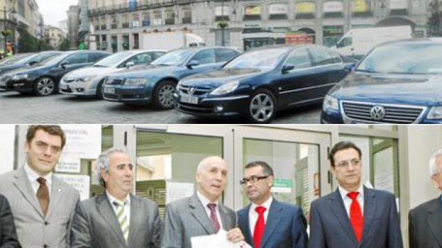 Los 7 alcaldes socialistas del sur acudieron, cada uno en su vehículo oficial, a la sede de la Presidencia de la Comunidad a entregar un carta en el registro. Se desplazaron hasta allí a pesar de que sabían que Esperanza Aguirre no les iba a recibir