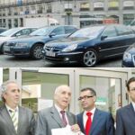 Los 7 alcaldes socialistas del sur acudieron, cada uno en su vehículo oficial, a la sede de la Presidencia de la Comunidad a entregar un carta en el registro. Se desplazaron hasta allí a pesar de que sabían que Esperanza Aguirre no les iba a recibir