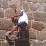 Técnico supervisando un sensor en la Muralla de Ávila