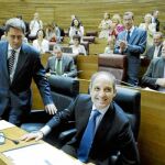 El presidente Camps recibió el apoyo y los aplausos de su grupo parlamentario
