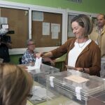 La cabeza de lista de Coalición Canaria por Santa Cruz de Tenerife al Congreso, Ana Oramas, vota en su colegio electoral de La Laguna