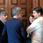 En los pasillos del parlament. Carles Riera, diputado de la CUP con Sergi Sabrià, portavoz de ERC y la diputada de JxCat, Aurora Madaula compartiendo confidencias en el Parlament