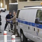Los investigadores trasladan los cuerpos de las víctimas